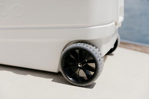 Foto detalle de ruedas blandas de nevera de playa con ruedas Igloo