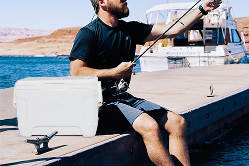 Hombre pescando con nevera Marine 25