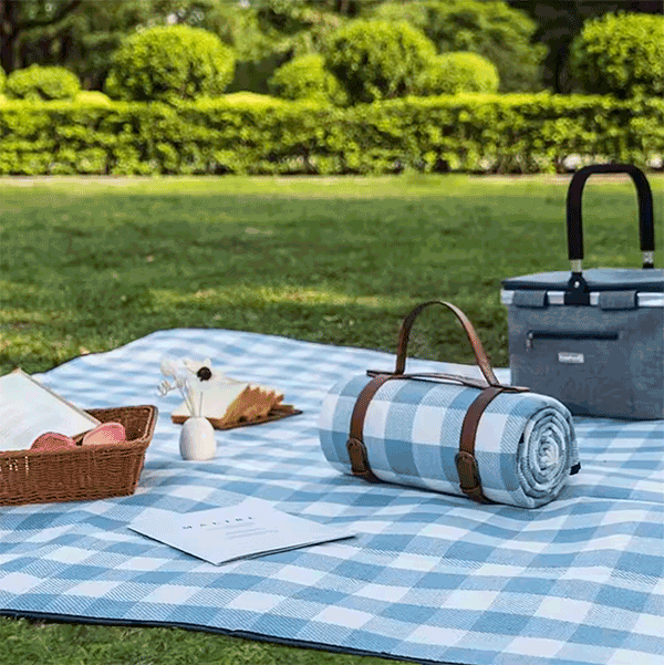 Esterilla impermeable celeste para camping