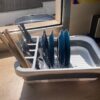 Fregadero plegable con tabla de cortar con platos y cubiertos